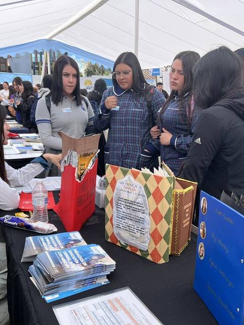 Un grupo de estudiantes interactuando en un evento educativo.