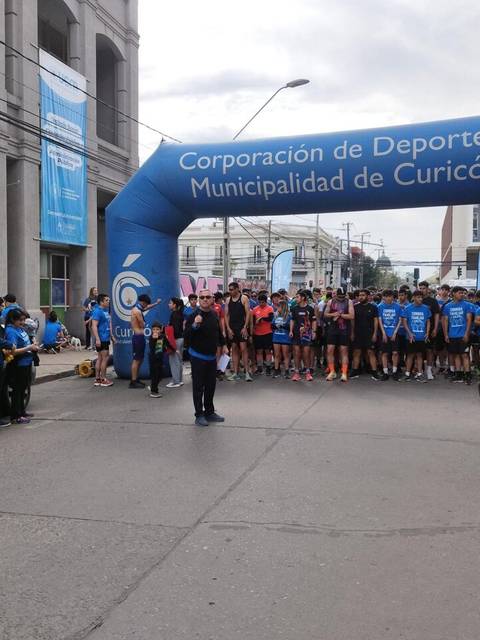 Un grupo de personas se prepara para una carrera en el evento organizado por la Corporación de Deportes de la Municipalidad de Curicó.