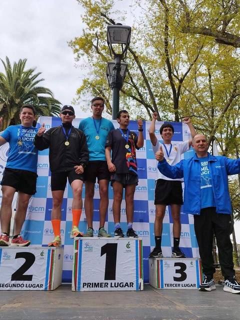 Un grupo de jóvenes atletas celebra en un podio tras una competencia deportiva.