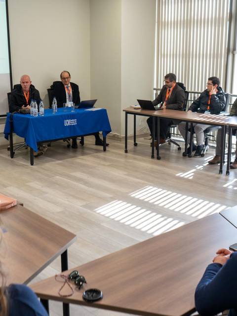Reunión de un grupo de personas en una sala de conferencias.