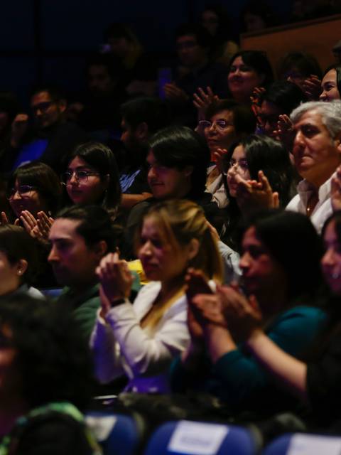 Una multitud de personas aplaudiendo en un evento.
