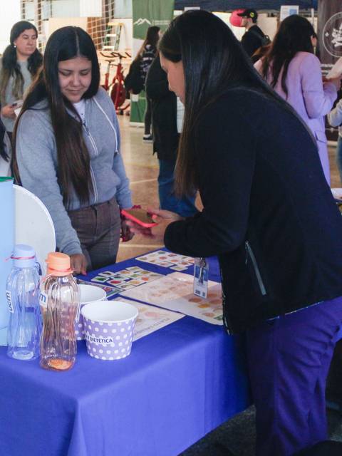 Un grupo de adolescentes interactúa en un evento educativo.