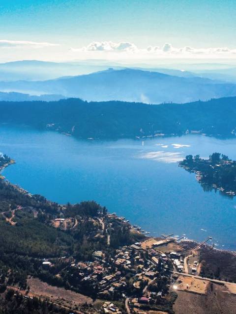Una vista impresionante del lago y las montañas en el sur de Chile.