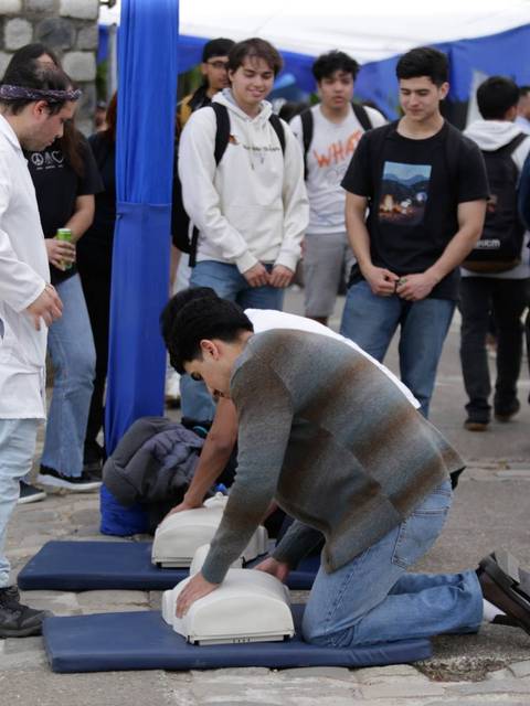Una actividad de capacitación sobre reanimación cardiopulmonar (RCP) en un evento al aire libre.