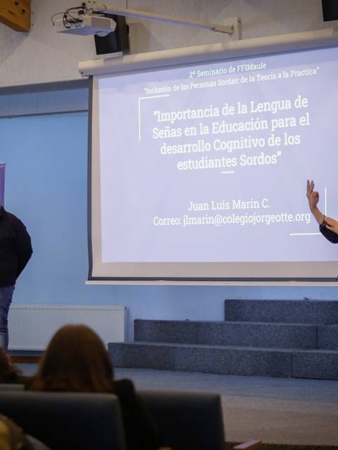 Presentación sobre la importancia de la lengua de signos en la educación de estudiantes sordos.