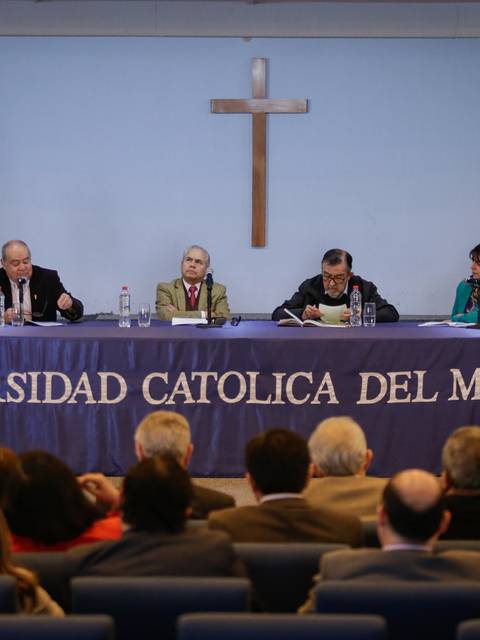 Un grupo de panelistas discute en un evento en la Universidad Católica del Maule.