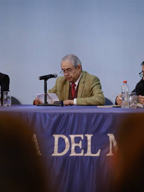 Un grupo de personas sentadas en una mesa durante un evento.
