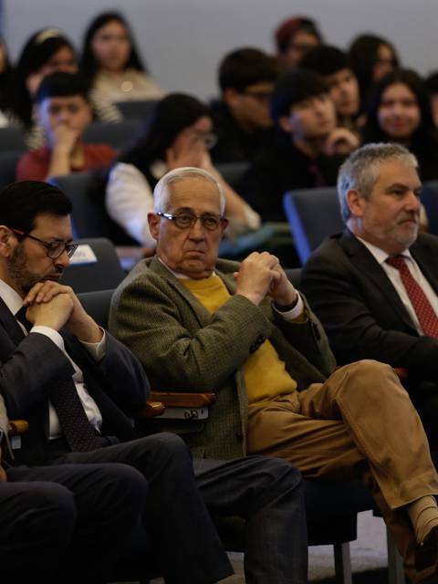 Un grupo de personas sentadas en una sala durante un evento.