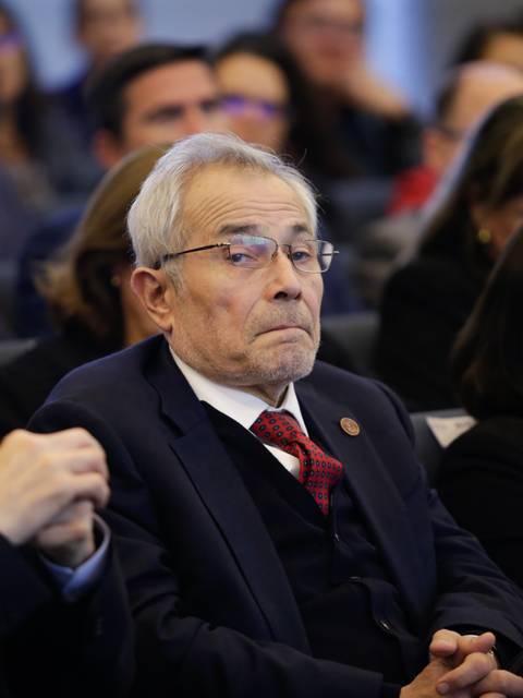 Imágenes de un grupo de personas observando atentamente un evento o conferencia.