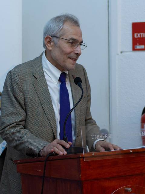 Un hombre hablando en un podio en un evento en la Universidad Católica del Maule, Sede Curicó.