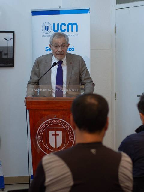Un hombre habla en un podio durante un evento en la universidad.