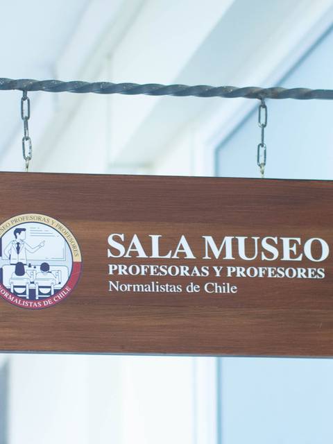Una placa que indica la existencia de un museo dedicado a profesores y profesoras normalistas de Chile.