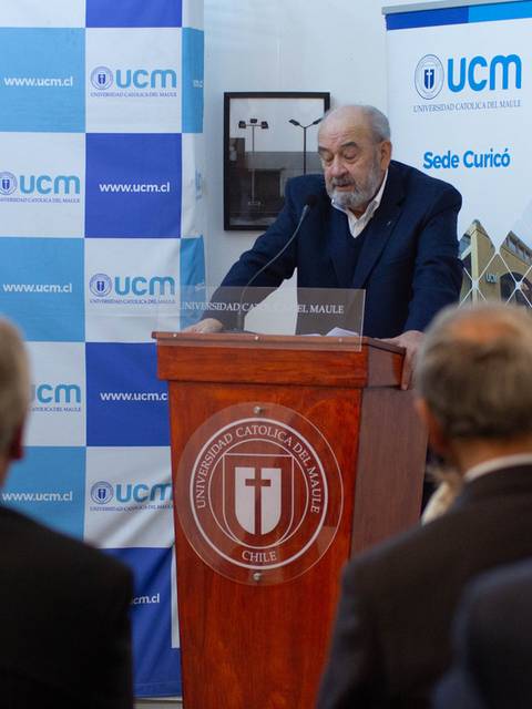 Un acto de inauguración en la sede de la Universidad Católica del Maule con un orador en el podio.