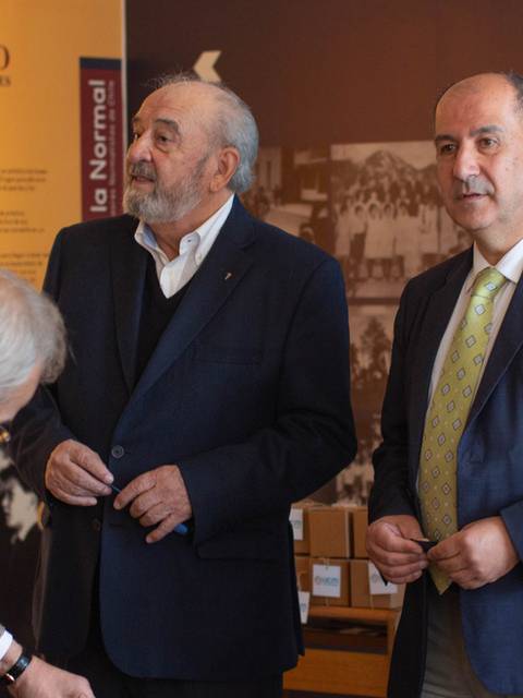 Un grupo de hombres conversando en un museo.