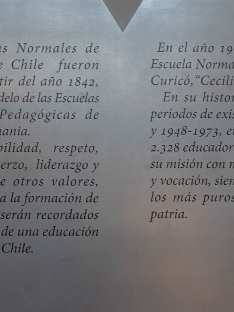 Placa con la historia de las Escuelas Normales de Profesores de Chile.