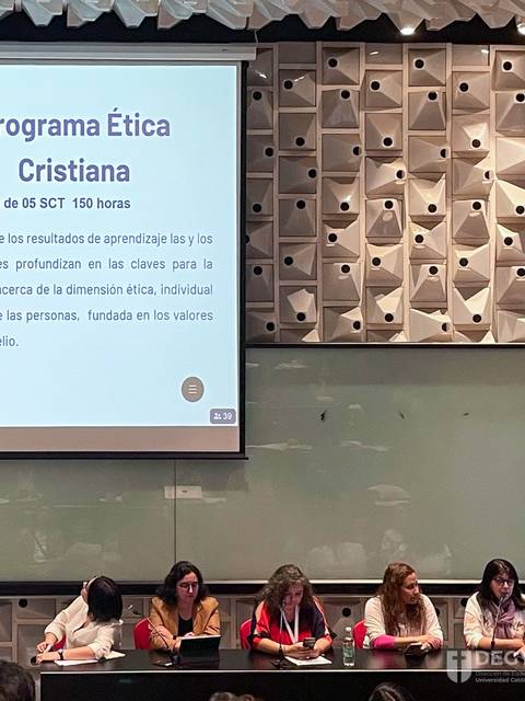 Una presentación sobre un programa de ética cristiana con un panel de personas en la parte inferior de la imagen.