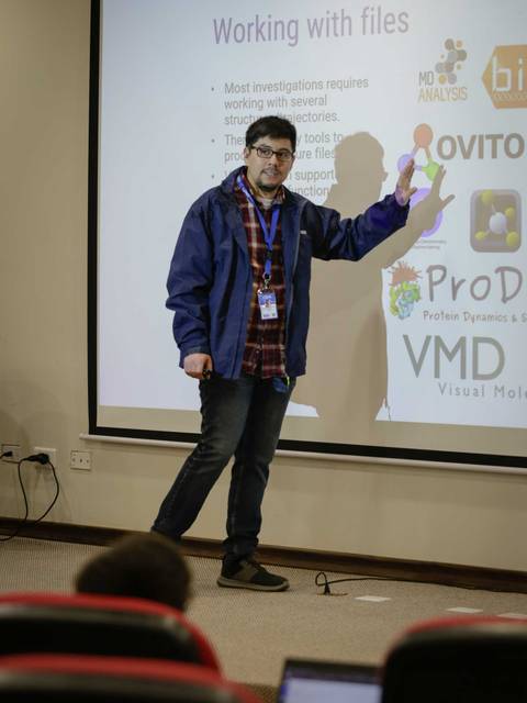 Un presentador comparte información sobre el trabajo con archivos en una conferencia.