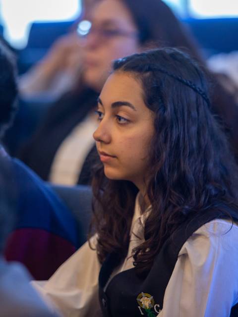 Un grupo de estudiantes escuchando durante una presentación en un aula.