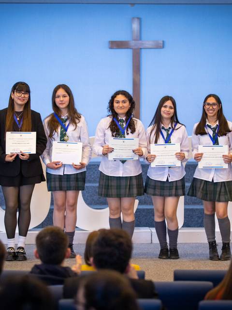 El grupo de estudiantes recibe sus certificados en una ceremonia formal.