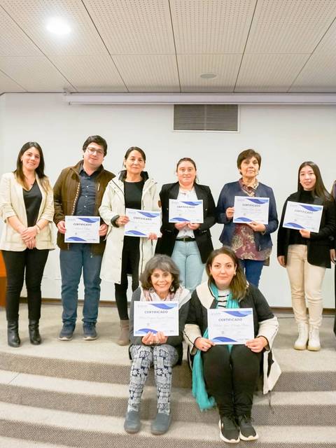 Un grupo de personas sosteniendo diplomas en un evento organizado por la UCM.