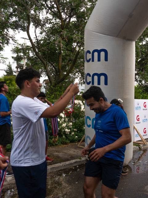 Un grupo de personas se prepara para una carrera en un evento deportivo.