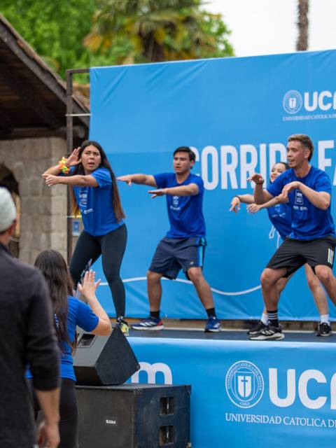 Un grupo de jóvenes realizando una actividad física en un evento familiar al aire libre.
