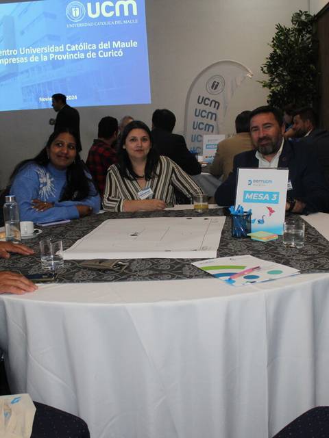 Un grupo de seis personas sentadas alrededor de una mesa durante un encuentro universitario en Curicó.