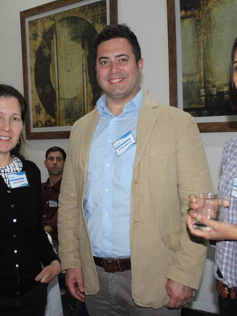 La imagen muestra a tres personas posando en un evento social.