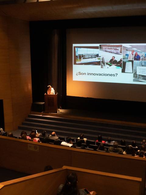 Una conferencia en un auditorio con una presentación sobre innovaciones.