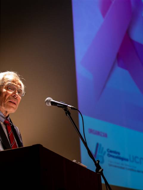 Un ponente habla durante la X Jornada de Oncología 2024.