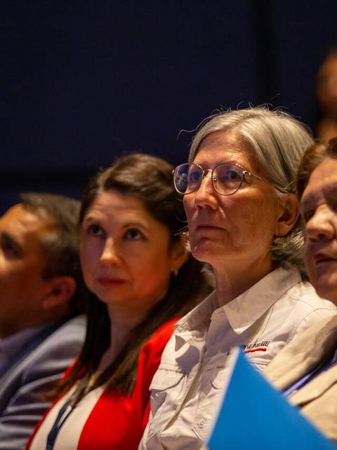 Un grupo de personas atentas en un evento o conferencia.