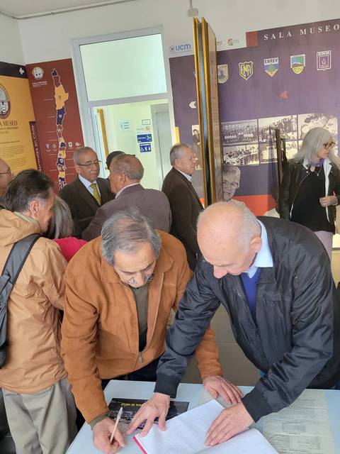 Un grupo de personas mayores participando en un evento dentro de un museo.