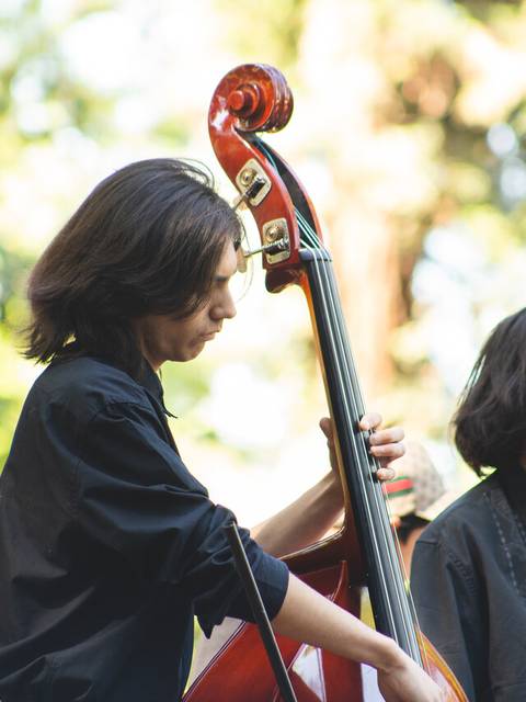 Dos músicos tocan en un entorno natural.