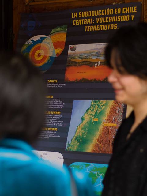 La imagen muestra un póster sobre la subducción en Chile Central, con información sobre volcanismo y terremotos.