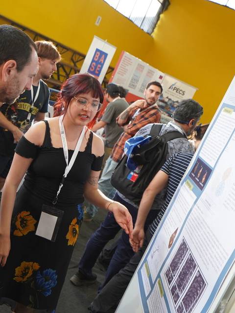Un grupo de personas observa una presentación en un evento académico.
