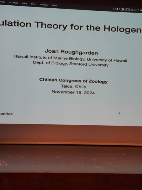 Un ponente presenta una conferencia sobre la teoría de la población en el Congreso Chileno de Zoología.