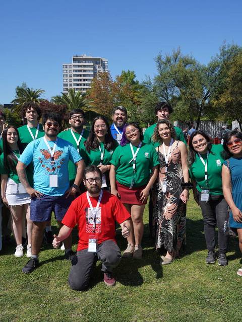 Grupo de personas sonrientes en un parque en un día soleado.