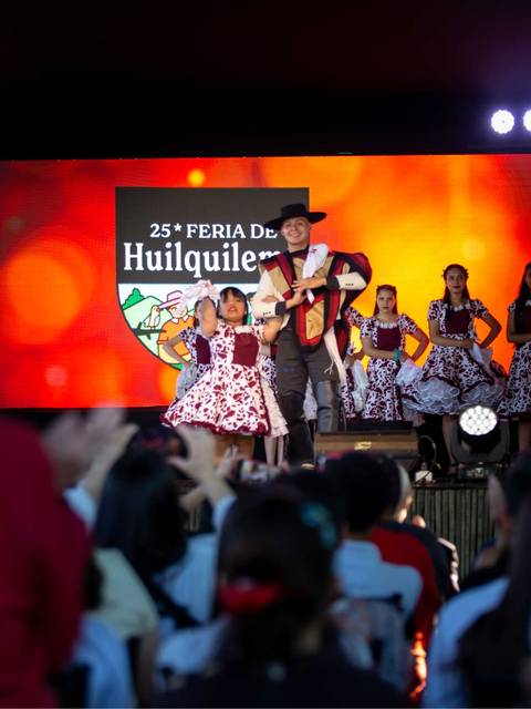 Un grupo de bailarines en un festival cultural celebrando con danzas tradicionales.