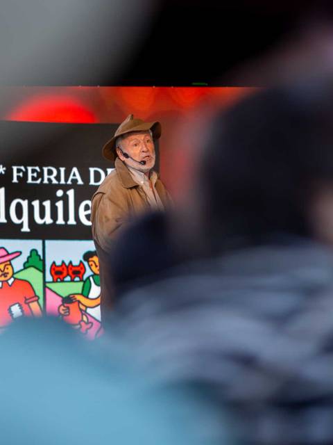 Un presentador en un evento de la feria de Huilquilemu.