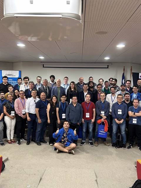 Un grupo numeroso de personas posando juntas en un evento.