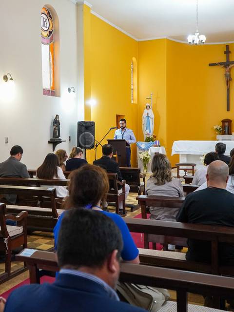 Una ceremonia religiosa con diversas personas reunidas en un lugar de culto.
