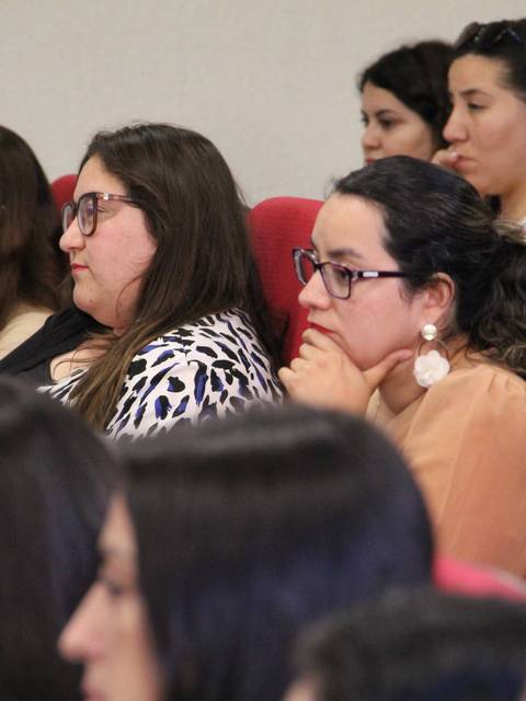 Un grupo de personas escuchando atentamente en un evento o charla.