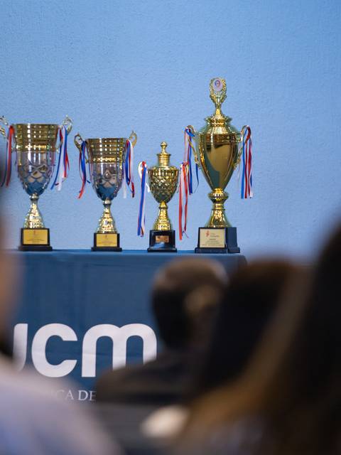 Una serie de trofeos expuestos sobre una mesa en un evento.