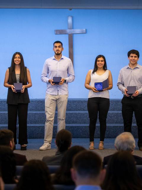 Un grupo de personas con premios en un evento religioso.