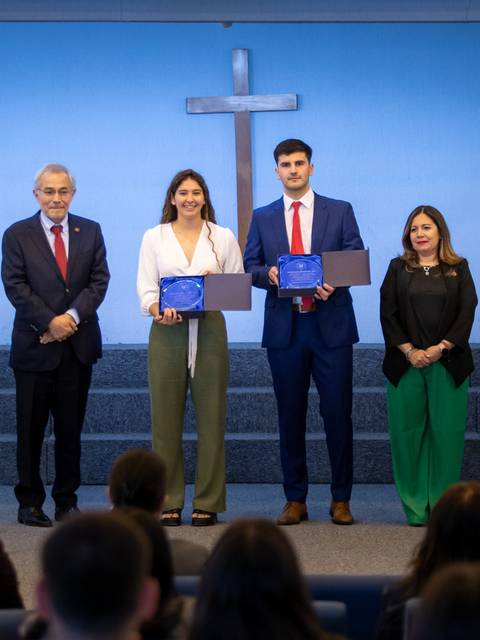 Ceremonia de entrega de diplomas en un entorno religioso.