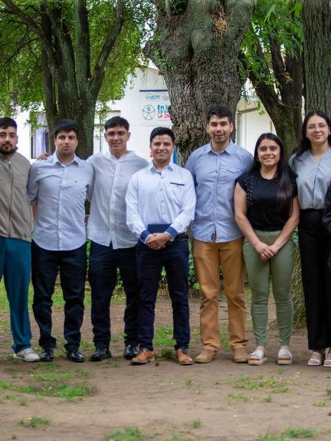 Un grupo de personas posando en un parque.