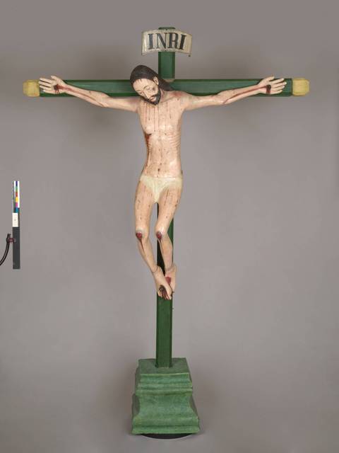 Cristo crucificado en una cruz con la inscripción INRI en la parte superior.