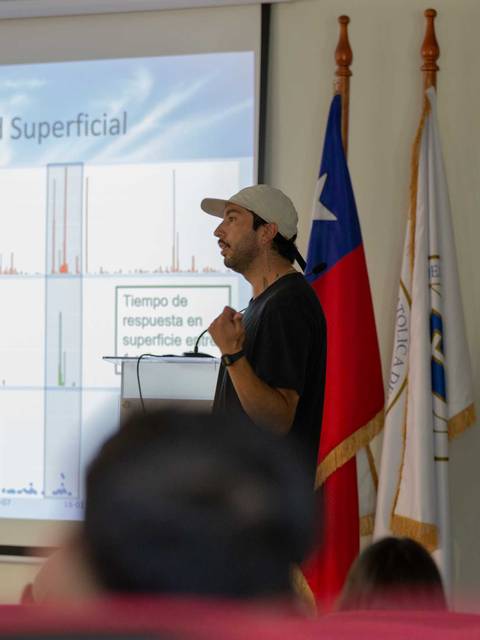 Un presentador habla sobre datos de actividad en una conferencia en Chile.