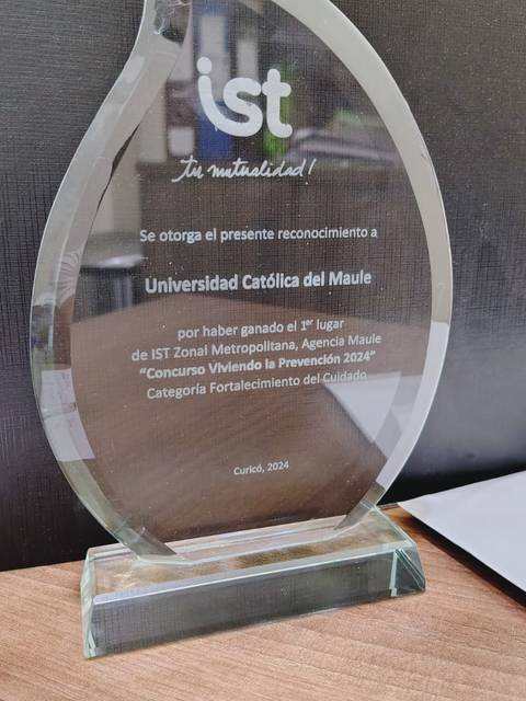 Trofeo de reconocimiento para la Universidad Católica del Maule.