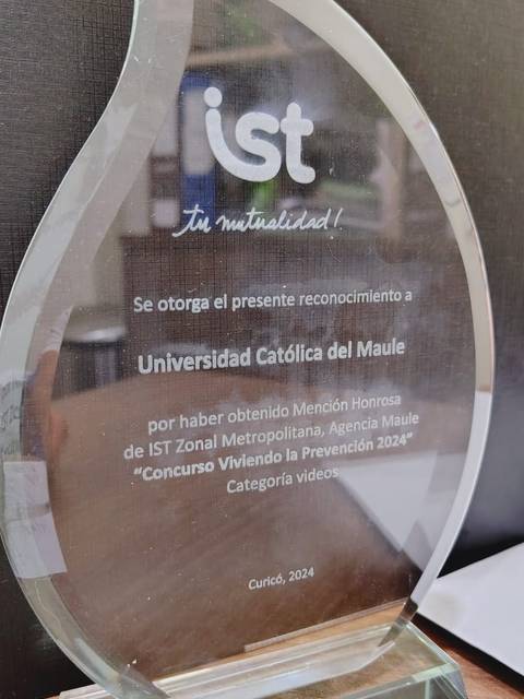 Reconocimiento otorgado a la Universidad Católica del Maule por su mención honrosa en un concurso de prevención.